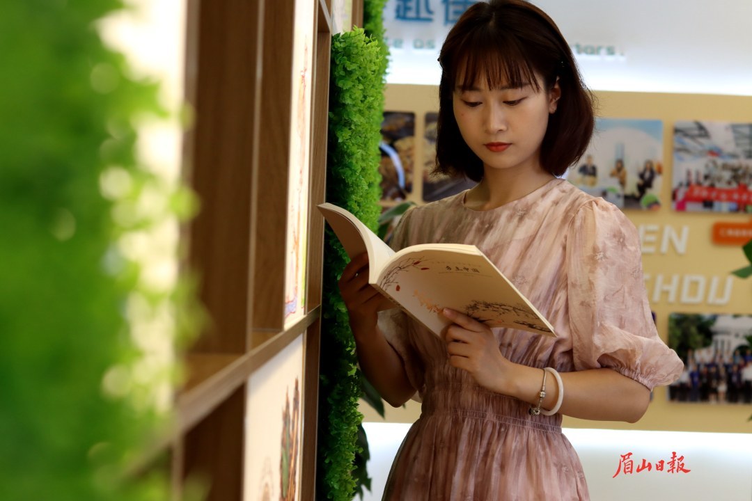  在人才之家里看書。