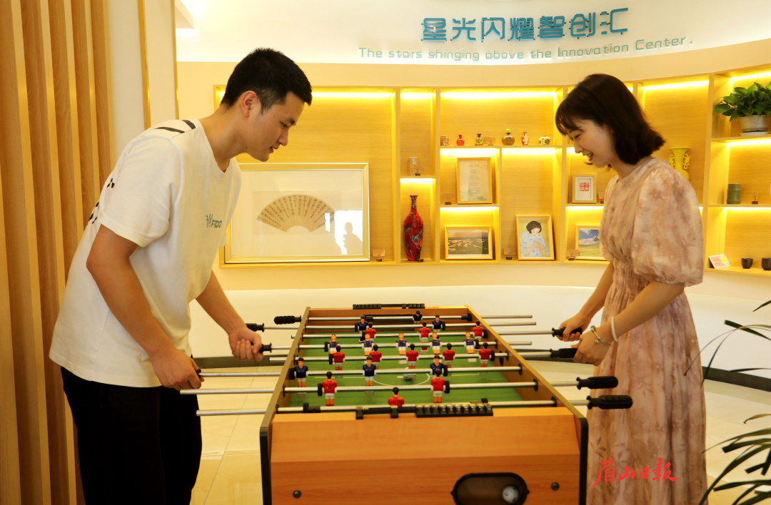  在人才之家里休閑。