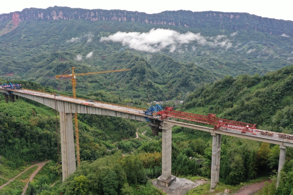 正在加緊建設中的眉山市洪雅縣瓦屋山快速通道麻柳坪特大橋，該大橋是瓦屋山快速通道的三座特大橋之一。姚永亮 攝