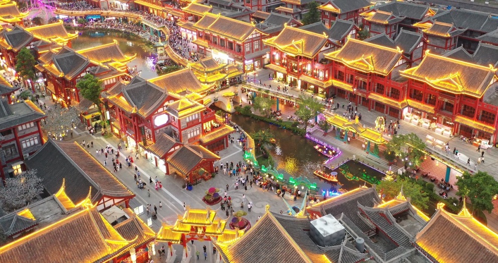 夜幕降臨，眉山.水街如夢似幻，激發(fā)城市活力。姚永亮 攝