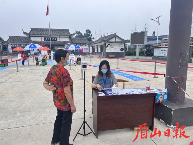趙容僑在東坡區(qū)崇禮鎮(zhèn)大定橋村開(kāi)展疫情防控工作。