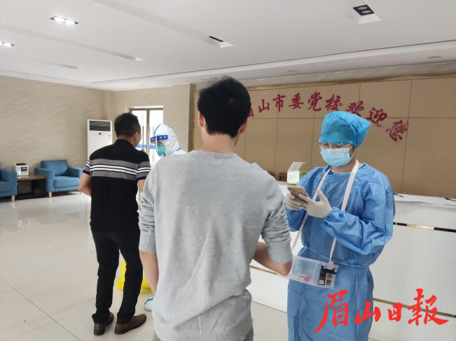 左成在市委黨校學(xué)員宿舍大廳協(xié)助醫(yī)護(hù)人員為留校學(xué)員做核酸檢測(cè)。