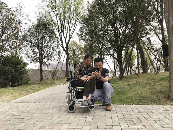徐孝睿與母親合影。.jpg