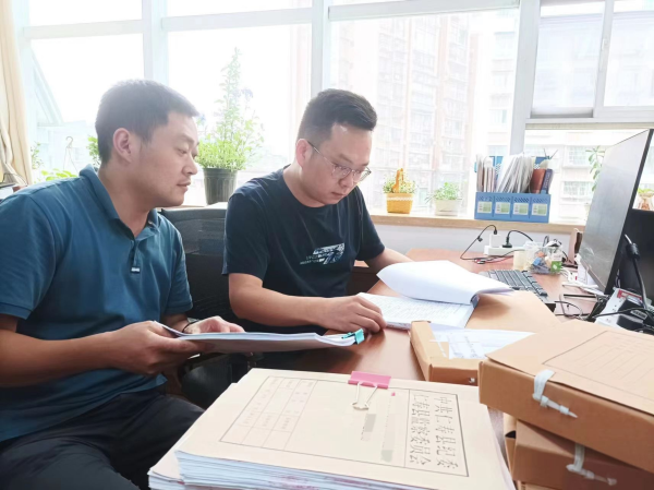 工作中的徐孝睿認真嚴謹。.png