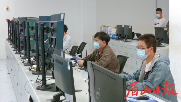 眉山茵地樂科技有限公司生產(chǎn)人員在操作計算機系統(tǒng)。