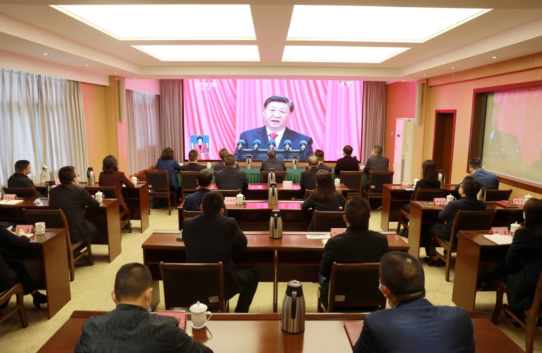 市紀委監委組織機關干部集中觀看黨的二十大開幕直播。.jpg