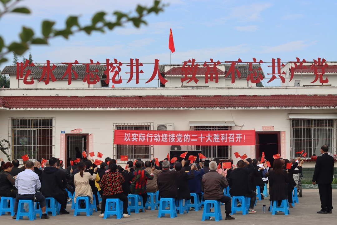 仁壽縣懷仁街道黑虎社區黨員干部和脫貧群眾在易地搬遷聚居點收看開幕會直播。.jpg