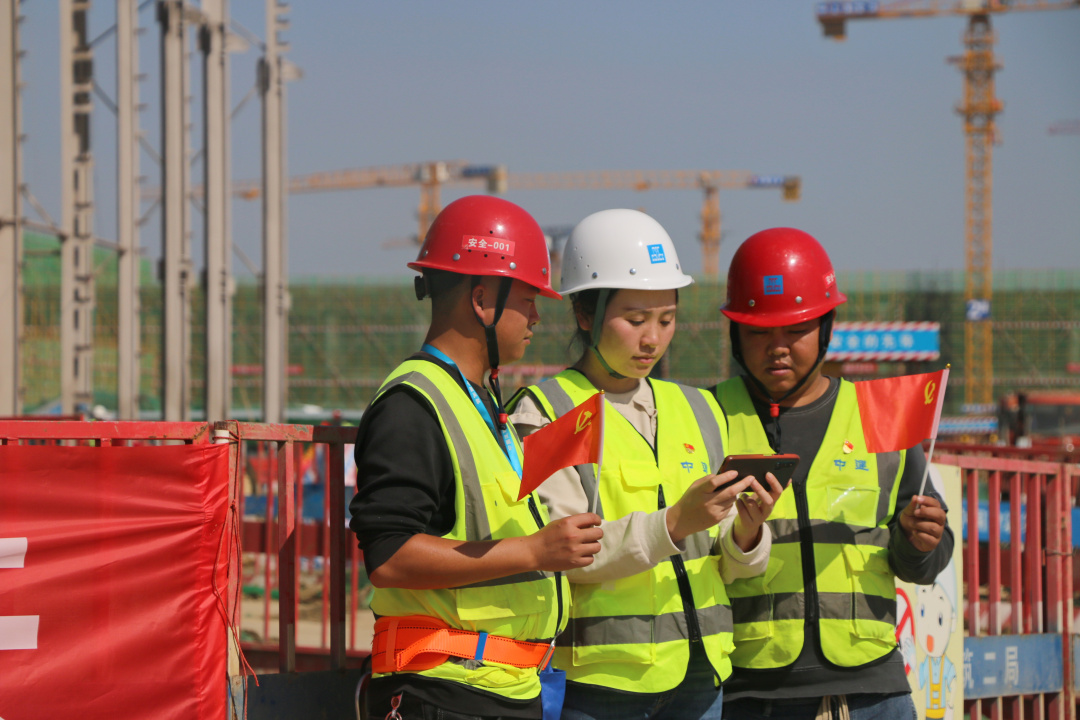 中建二局中創新航鋰電正極材料項目現場工人收看開幕會直播。.jpg