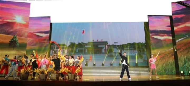 歌舞《永遠豐收》。