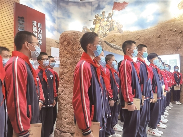 學生們追憶眉山紅色歷史。