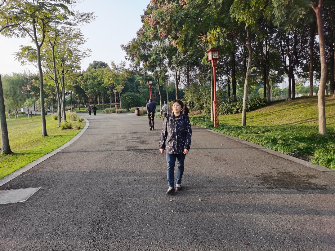 代明焱在公園里散步。.jpg