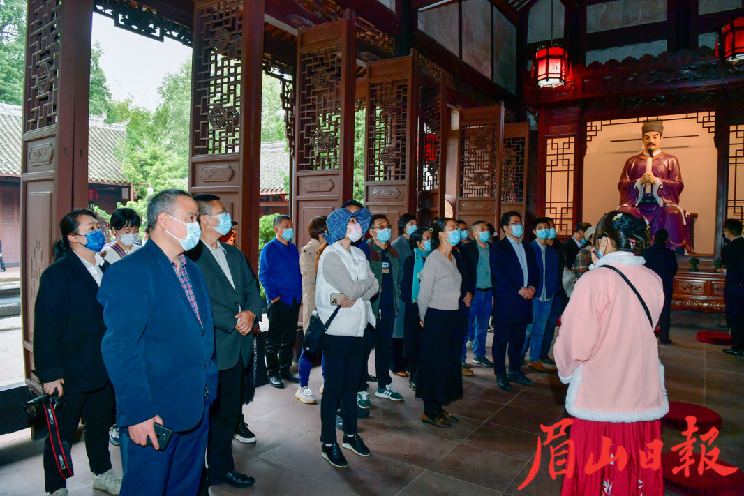 參會嘉賓和作家在三蘇祠博物館采風。