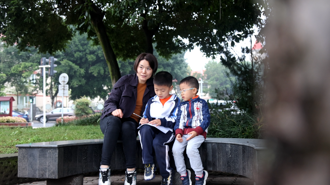 劉曉娟與兩個兒子在東坡湖畔畫畫。