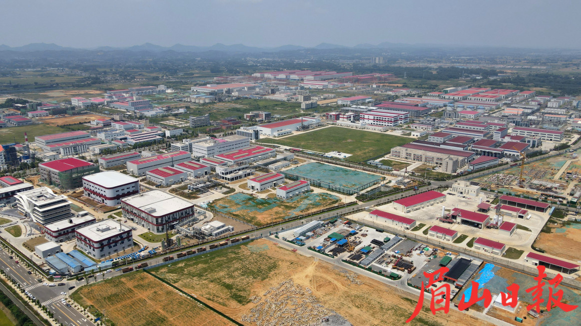 彭山經(jīng)開(kāi)區(qū)內(nèi)，各企業(yè)正常有序生產(chǎn)，重點(diǎn)項(xiàng)目建設(shè)也在穩(wěn)步推進(jìn)。