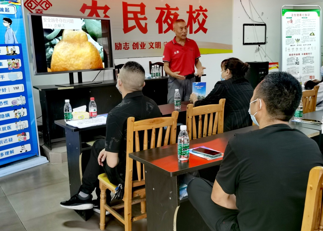 汪小川到村上傳授柑橘種植技術。.jpg