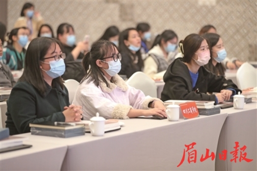 聆聽高峰論壇專家演講。