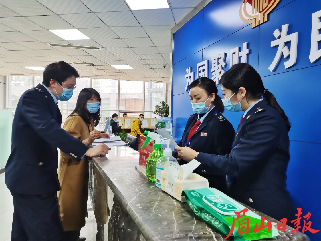 東彭異地一網通辦、一窗通辦，市民辦理業務。