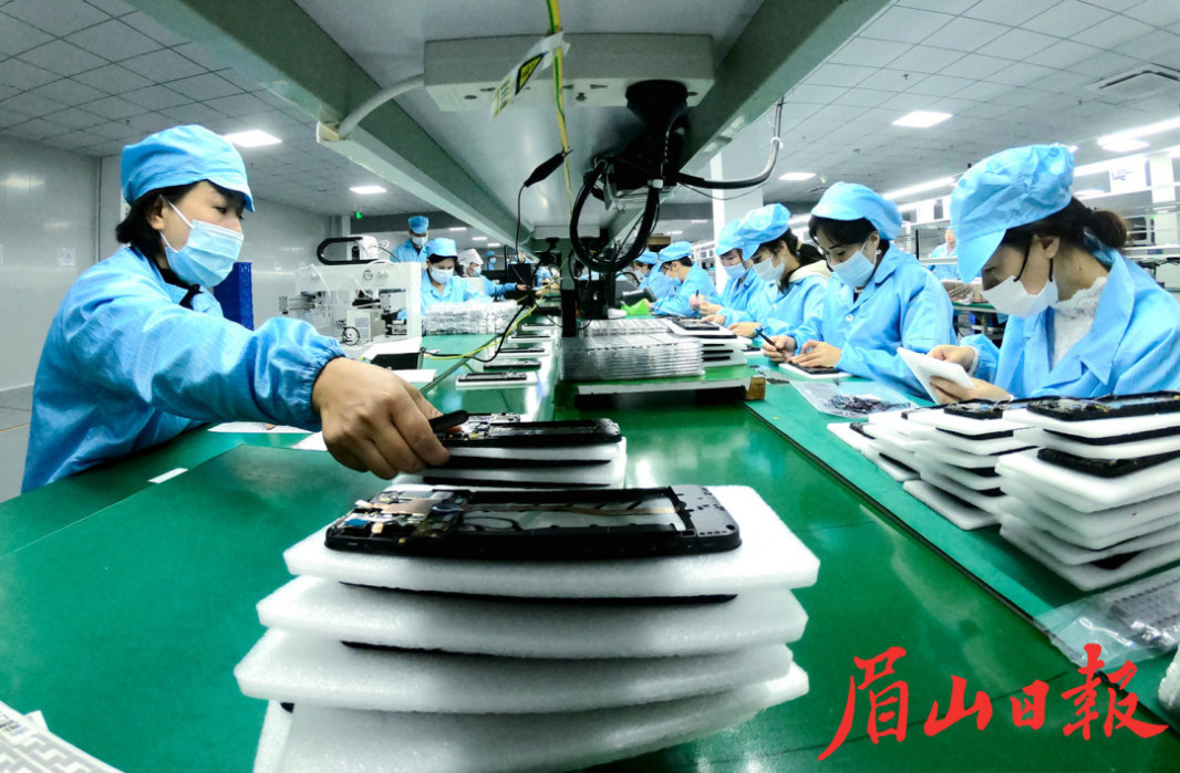 仁壽縣卓航電子科技有限公司的生產線上，工人們正在趕制訂單。