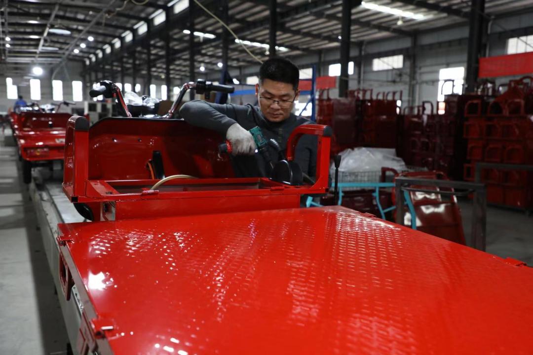 眉山雙勝新能源車業有限責任公司的生產車間，工人們正在加緊生產。 (1).jpg