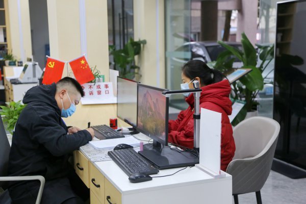  城東社區居民在社區服務窗口辦事。