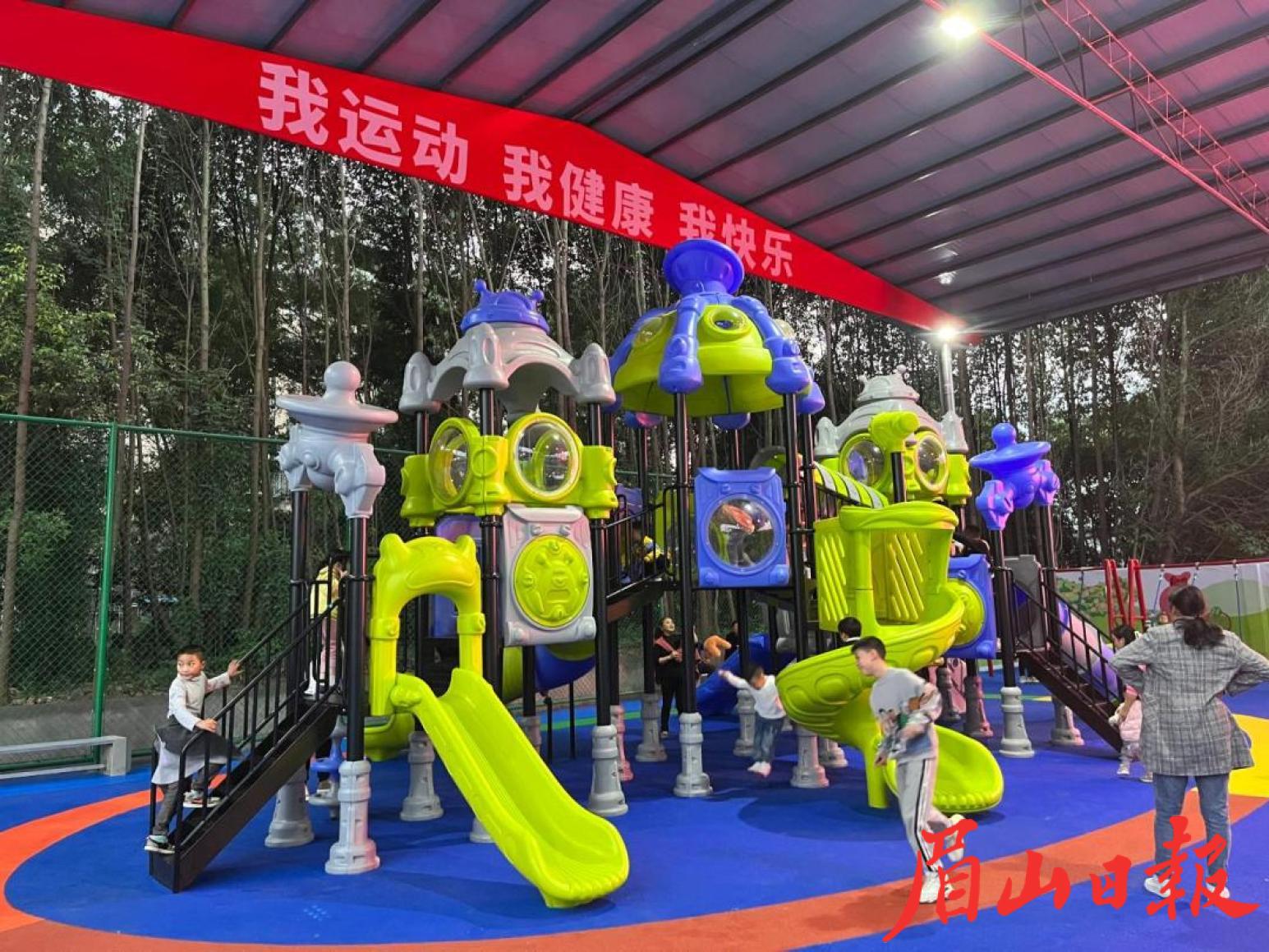 全民健身運動場內(nèi)，室內(nèi)兒童游樂設(shè)施成為孩子們的最愛。