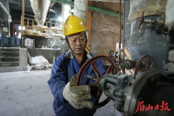 四川同慶南風(fēng)有限責(zé)任公司內(nèi)工人們正在生產(chǎn)元明粉。