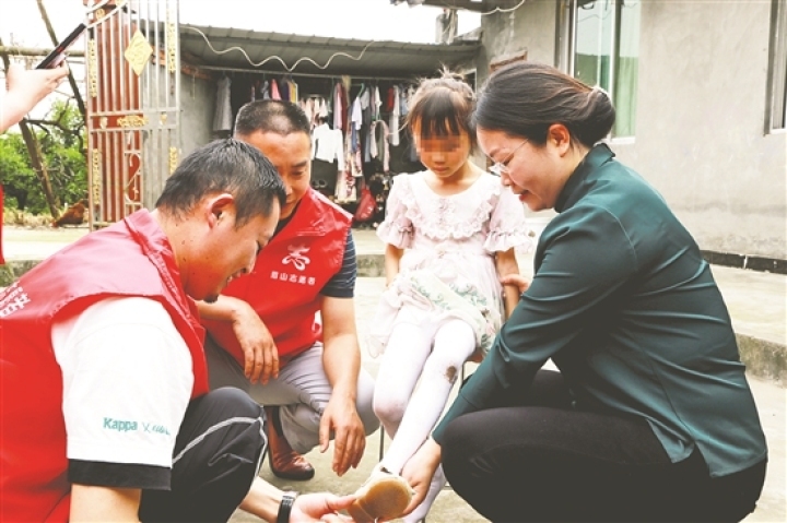 志愿者關(guān)愛留守兒童。（資料圖片）
