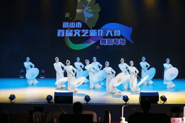  文藝新作大賽 舞蹈《青色煙雨入畫來》。