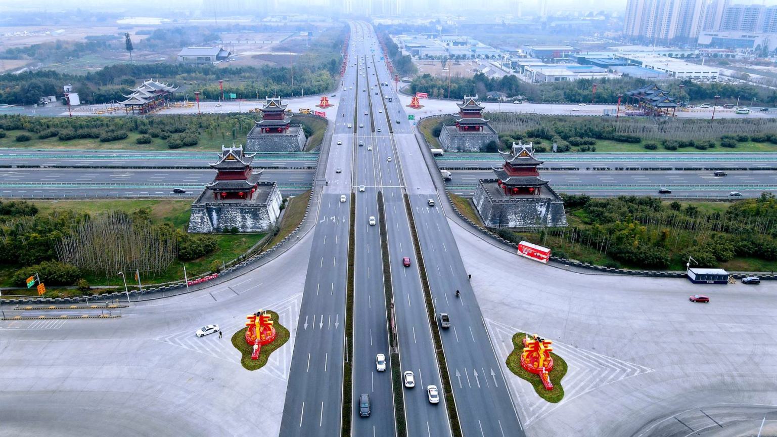  道路上的春節(jié)氛圍營(yíng)造。