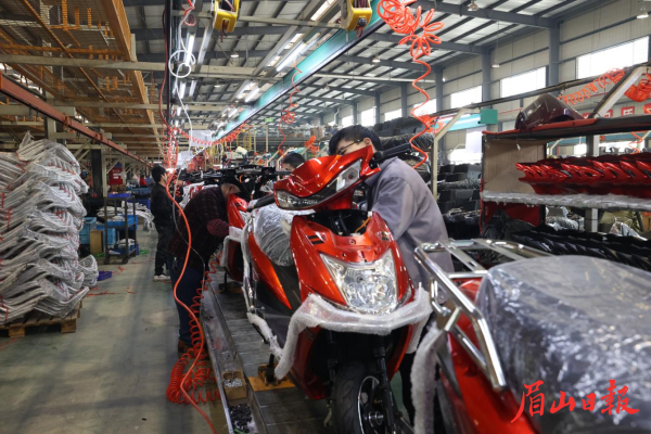  四川倍特電動車有限公司的生產車間一片忙碌景象。