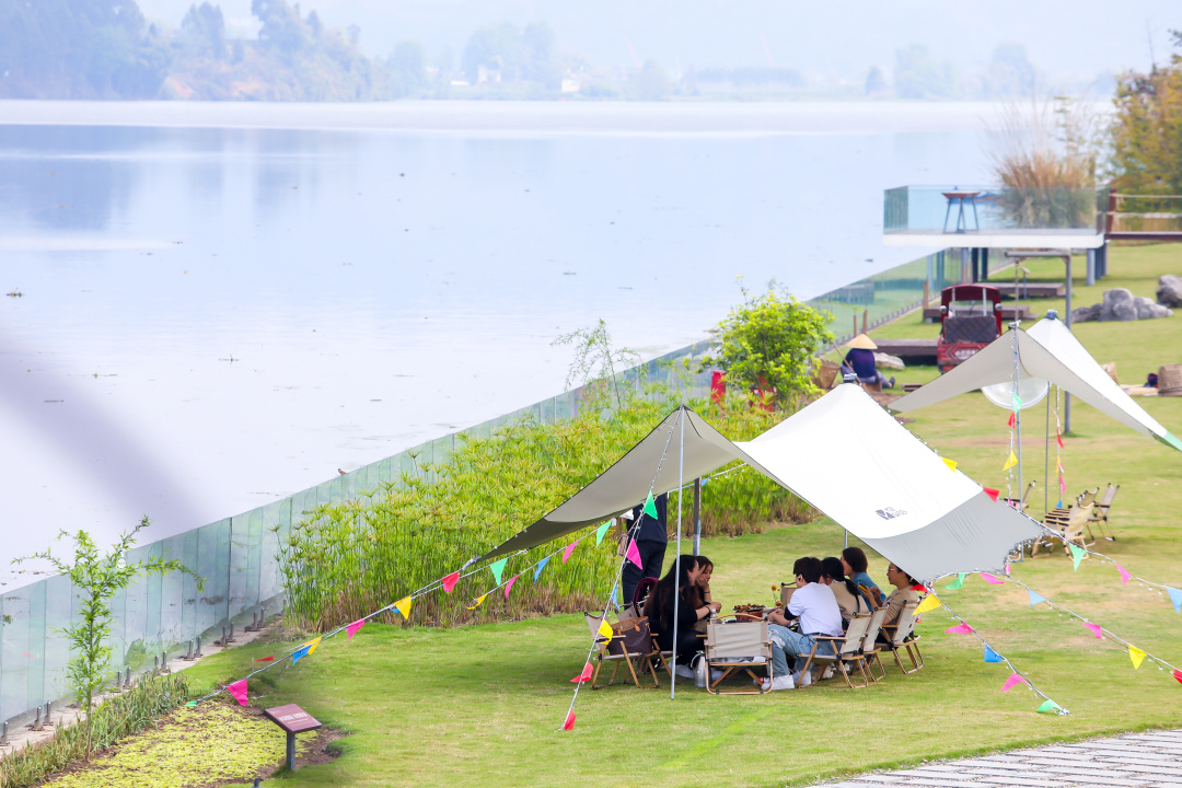 創建新消費場景，在漢陽鎮憶村，游客圍爐煮茶。.jpg
