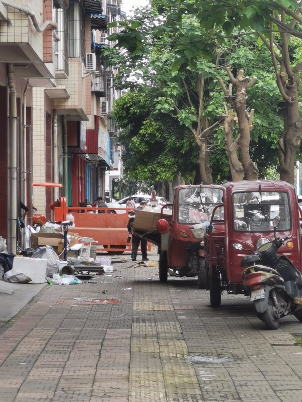  東坡區渝州路，一廢品收購門市占道經營。