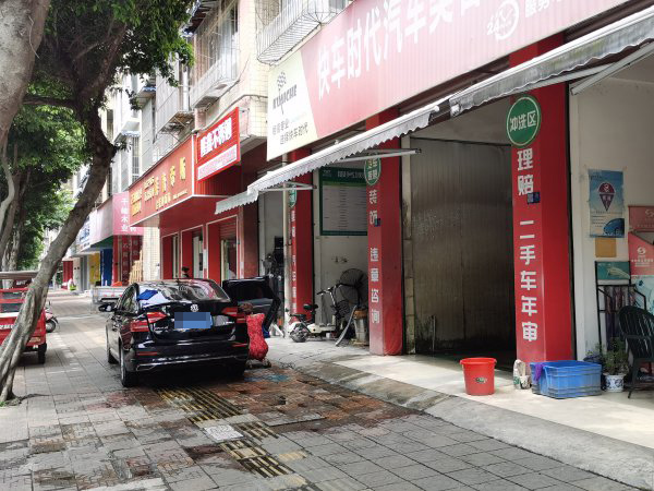  東坡區瓊海路，一洗車店占道經營，門口污水停積。