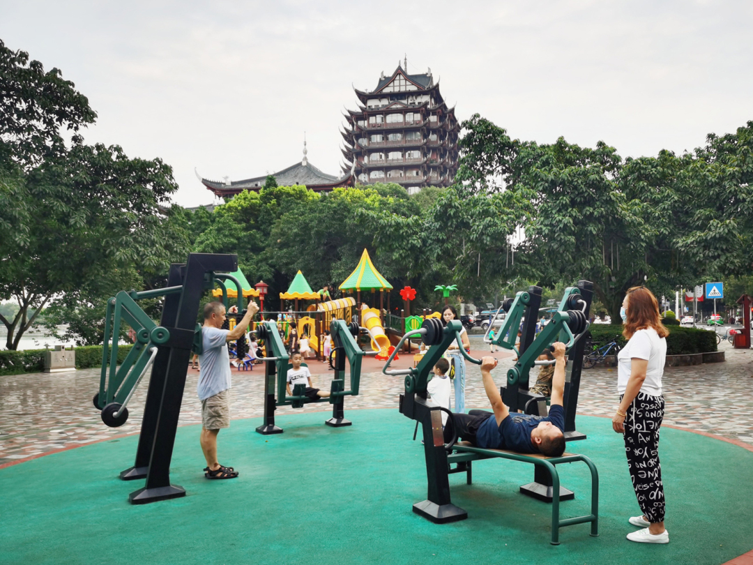 在眉山遠景樓附近的健身場地，群眾正在健身運動。.jpg