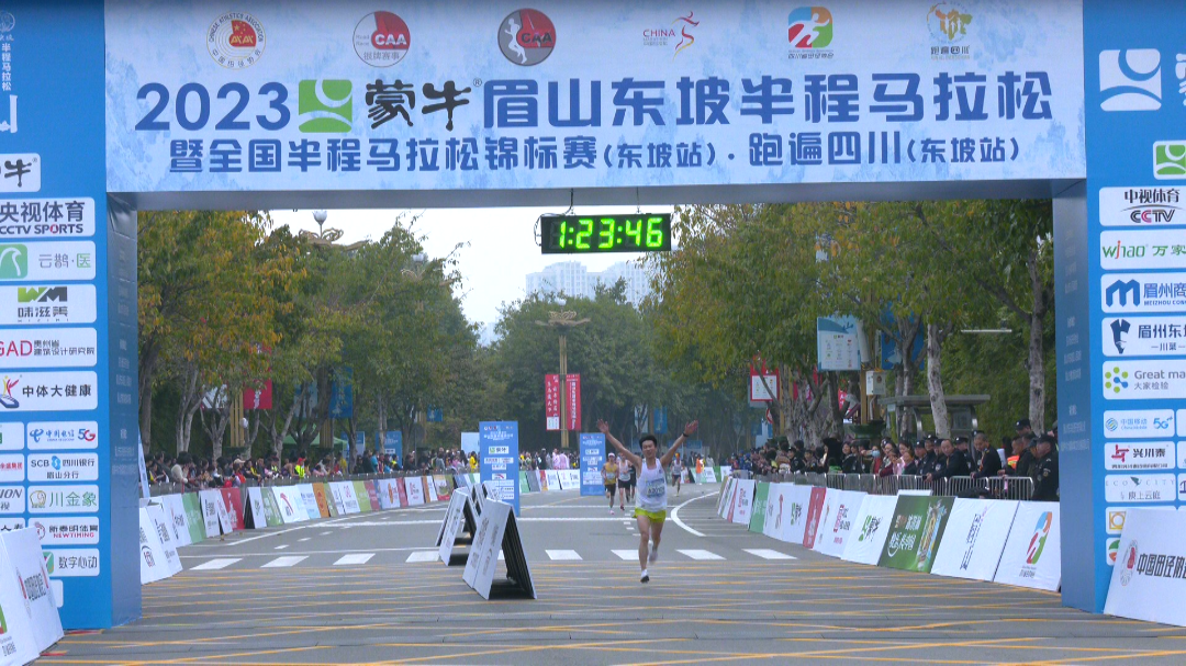  東坡馬拉松比賽現場，選手們奮力拼搏。