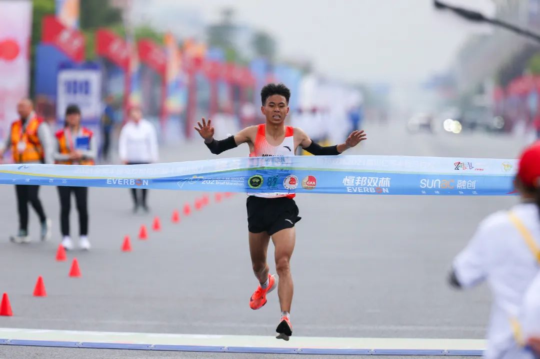 仁壽馬拉松比賽現場，參賽選手盡情奔跑。