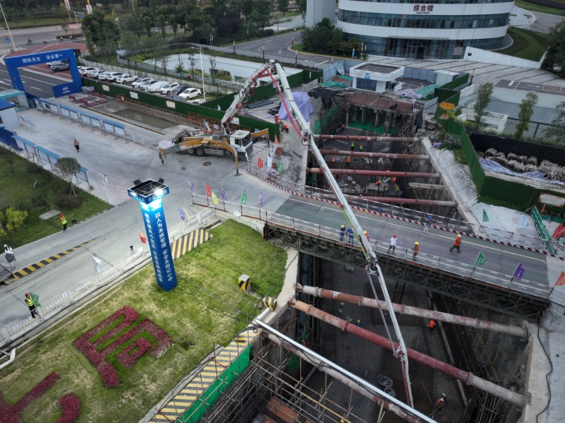 混凝土泵車正在進(jìn)行澆筑。