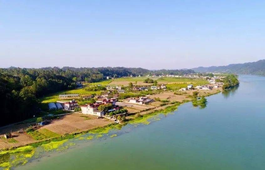 青神縣瑞峰鎮 岷水之濱古中巖。滕禮建攝