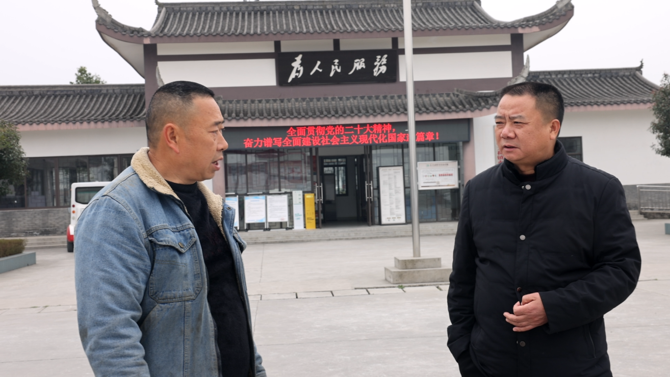  李雪平（右）正解答著村民提出的問題。
