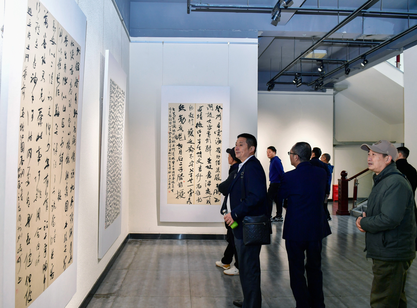 書法愛好者正在參觀展出作品。眉山日報全媒體記者 廖波 攝.jpg
