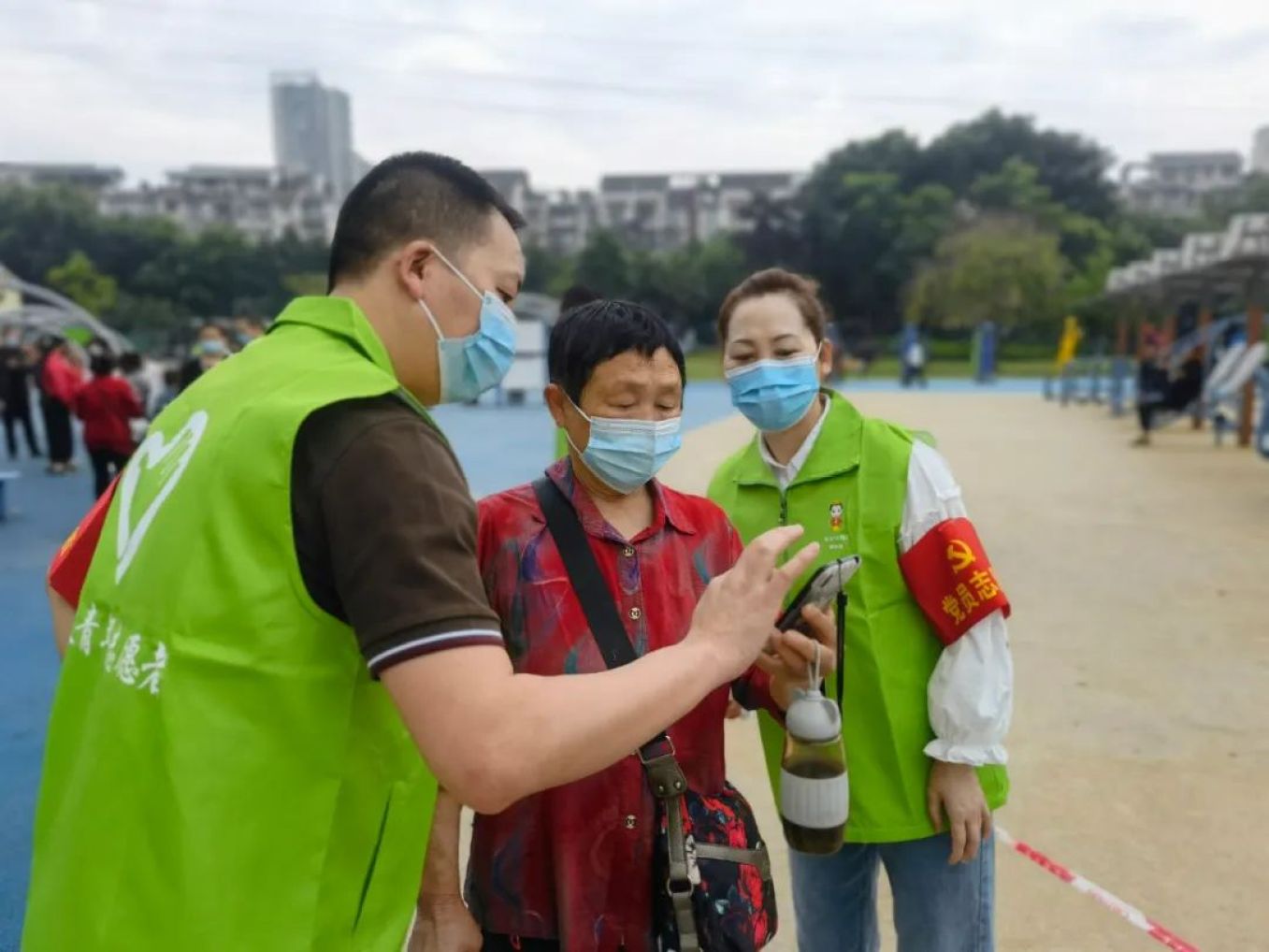 青年志愿者助老行動。