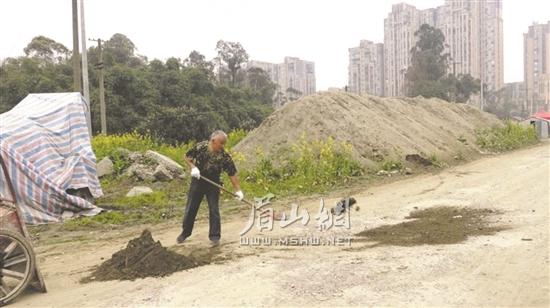 龔長清義務(wù)修路。.jpg