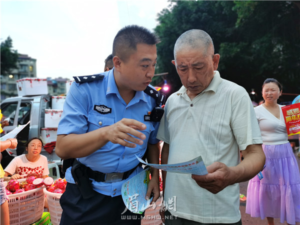 通惠派出所民警向市民宣傳文明養犬。