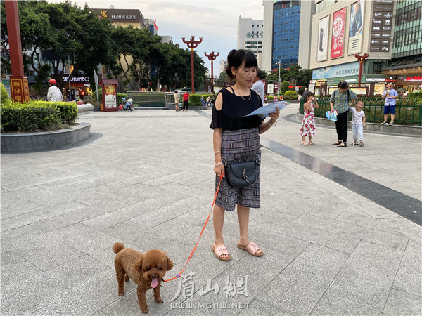 市民認真閱讀宣傳資料，自覺踐行文明養寵。