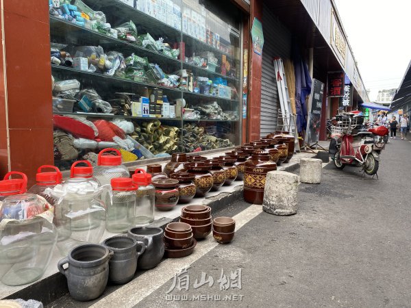 個別商戶占道經營，個別車輛亂停亂放。