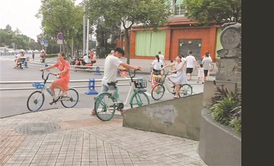 市民騎共享單車逆行。.jpg