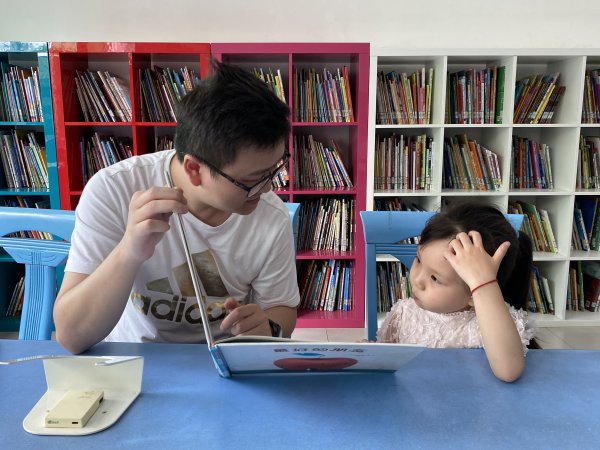  親子閱讀。