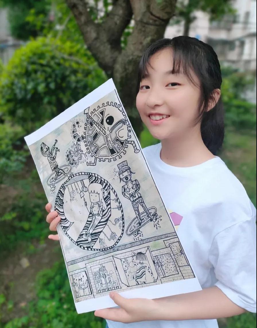 彭梁奕手持作品《未來的醫療設備》