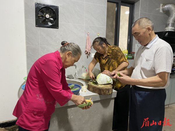 張尚秋夫婦和小女兒在廚房準備午餐。