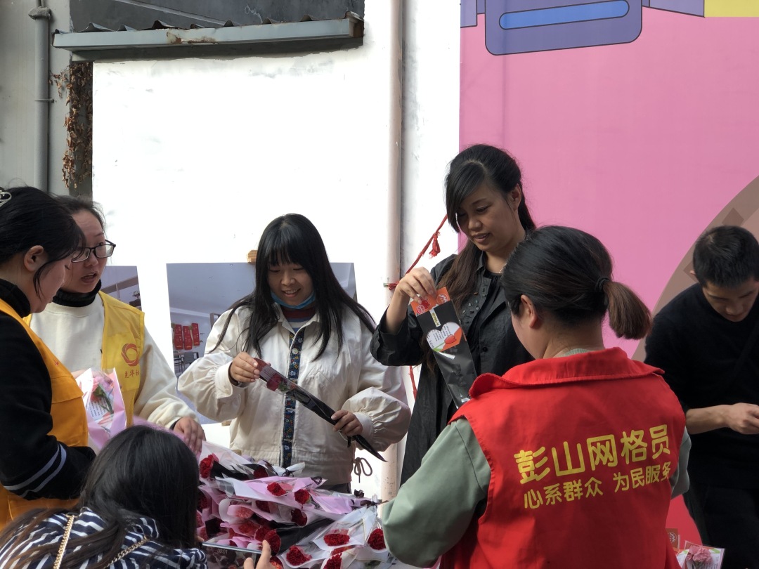 10月18日，城東社區在捌拾號小區開展志愿服務，免費為居民送鮮花。.JPG